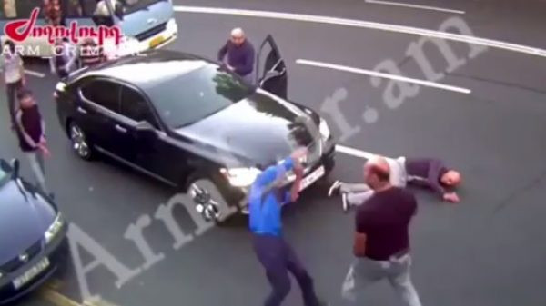 Πυγμάχος «κατεβάζει» με γροθιές στην Ρωσία τον έναν μετά τον άλλον (βίντεο)